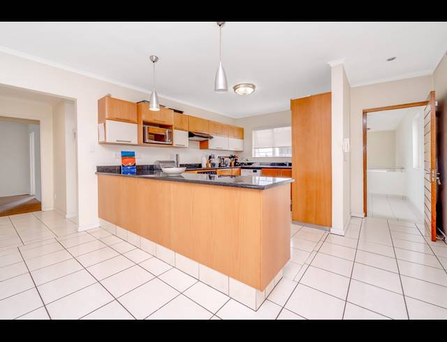 2 BEDROOM APARTMENT FOR SALE IN BRYANSTON